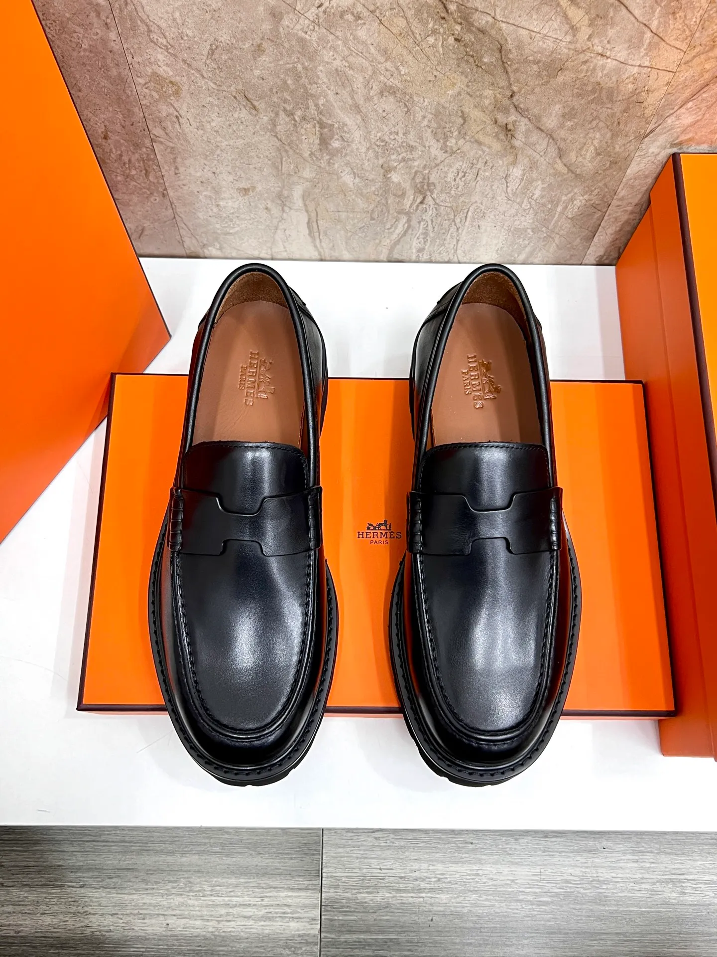 Original order quality P840 Brand: Hermès Standard code: Men's code: 39.40.41.42.43.44. (38.45 custom-made Grade: Same as the official website Original order quality Material: Original cowhide Original breathable cowhide lining Original outsole Style category: Men's fashionable casual leather shoes Color: Actual picture